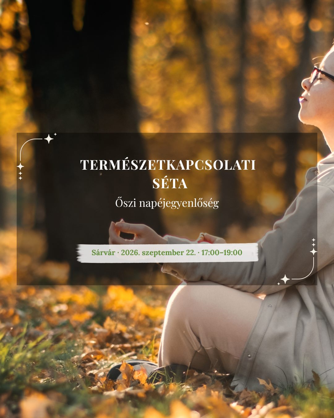 Csukott szemmel pihenő nő az őszi avarban – Természetkapcsolati séta, őszi napéjegyenlőség, Sárvár, 2026. szeptember 22.